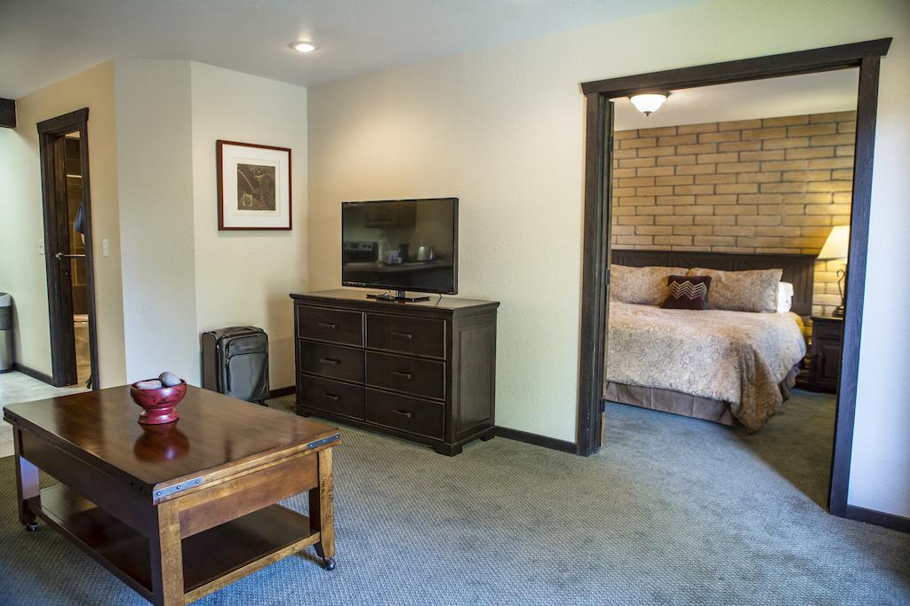 The Stagecoach Inn Salmon Room photo