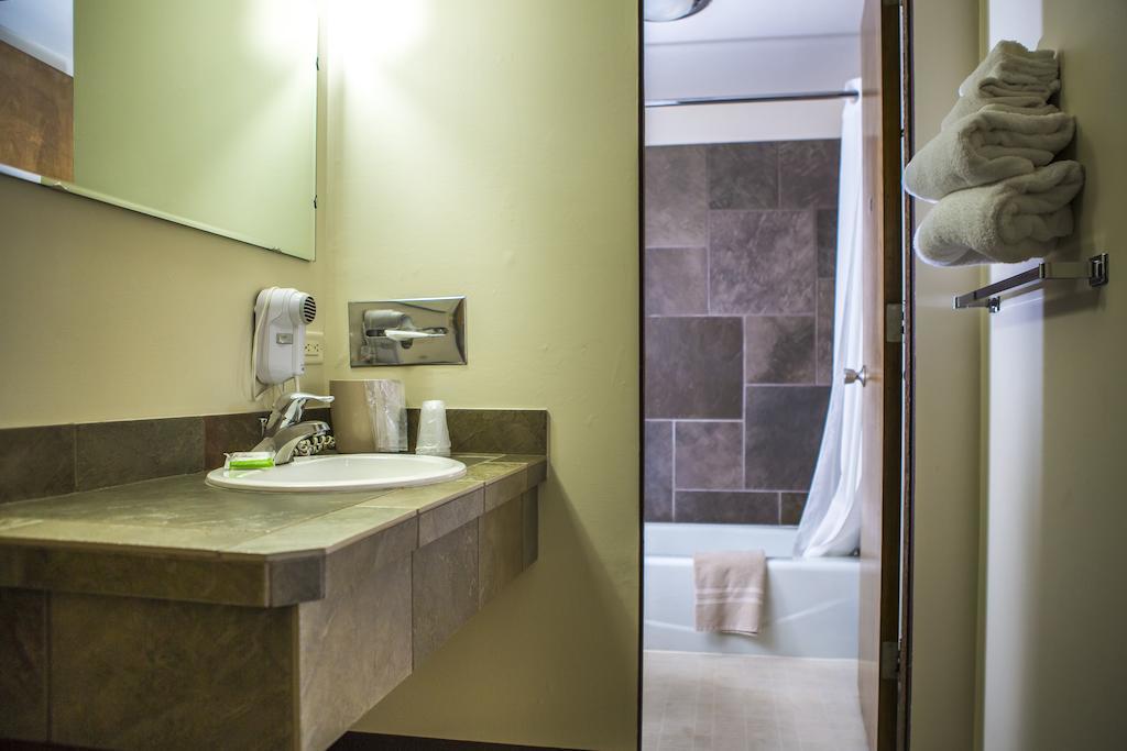 The Stagecoach Inn Salmon Room photo