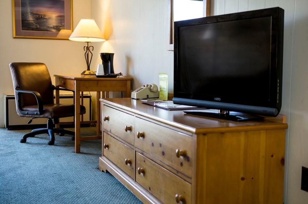 The Stagecoach Inn Salmon Room photo